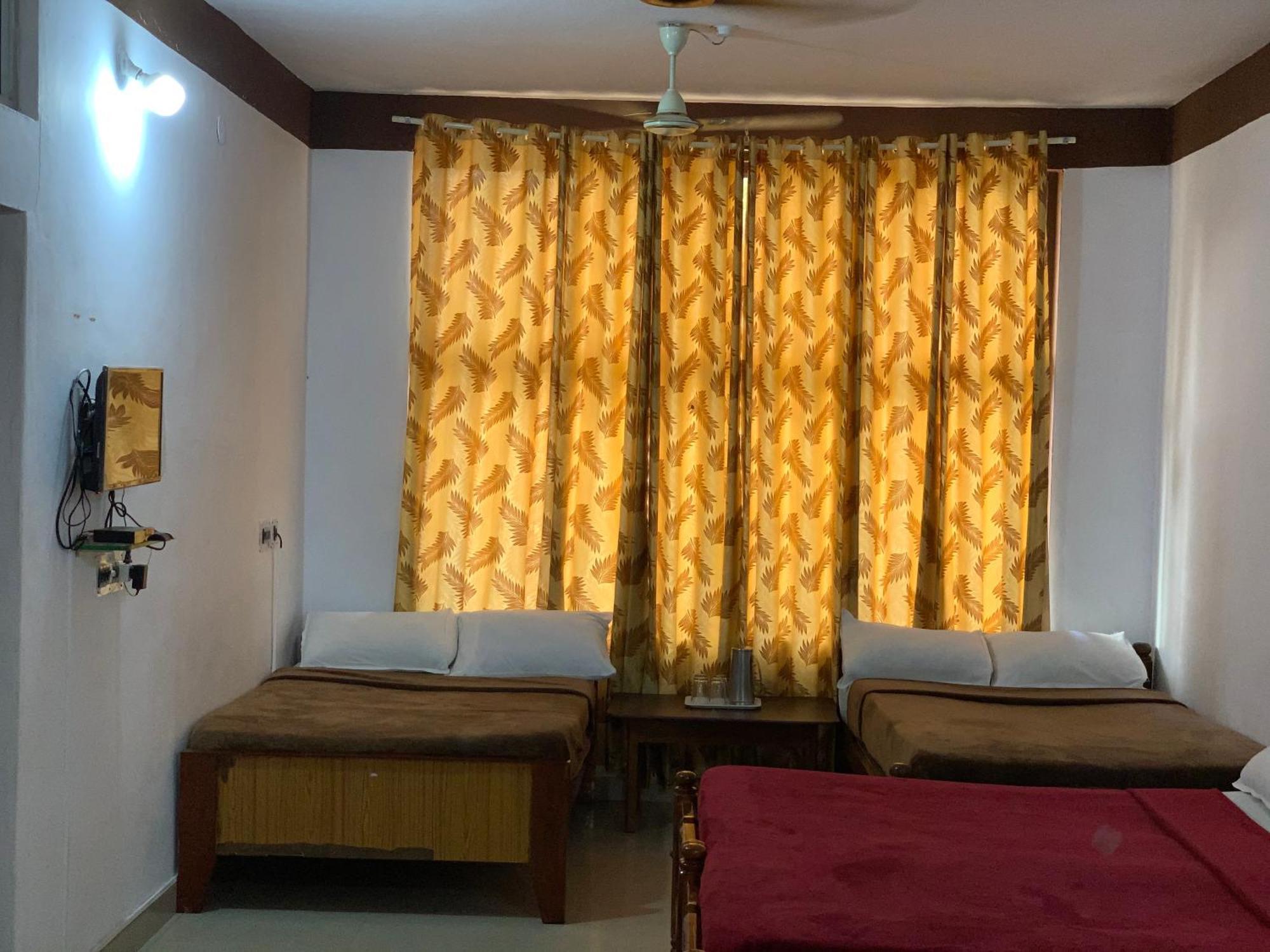 Hotel CAVERI inn Madikeri Buitenkant foto
