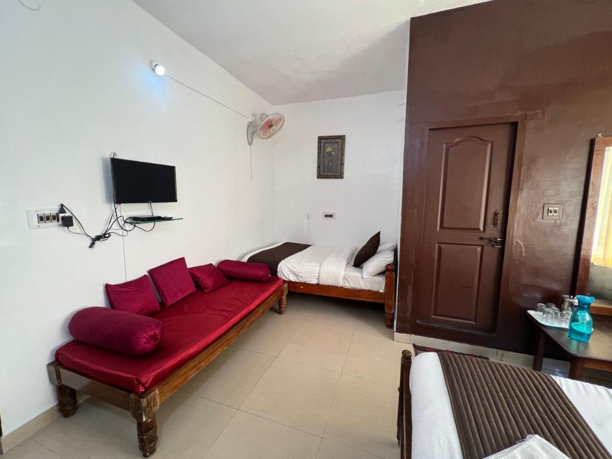 Hotel CAVERI inn Madikeri Buitenkant foto