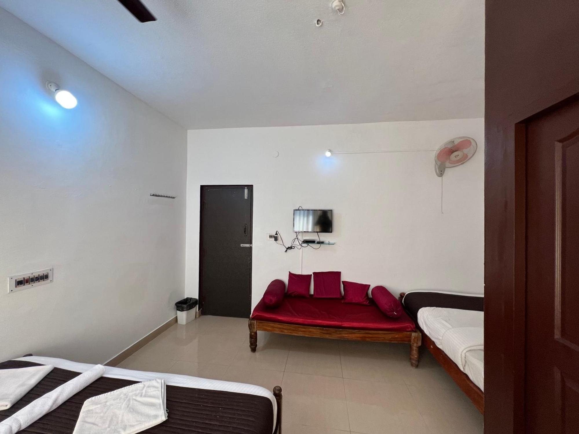 Hotel CAVERI inn Madikeri Buitenkant foto