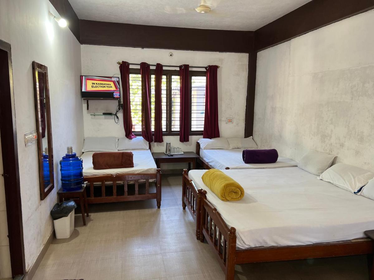 Hotel CAVERI inn Madikeri Buitenkant foto