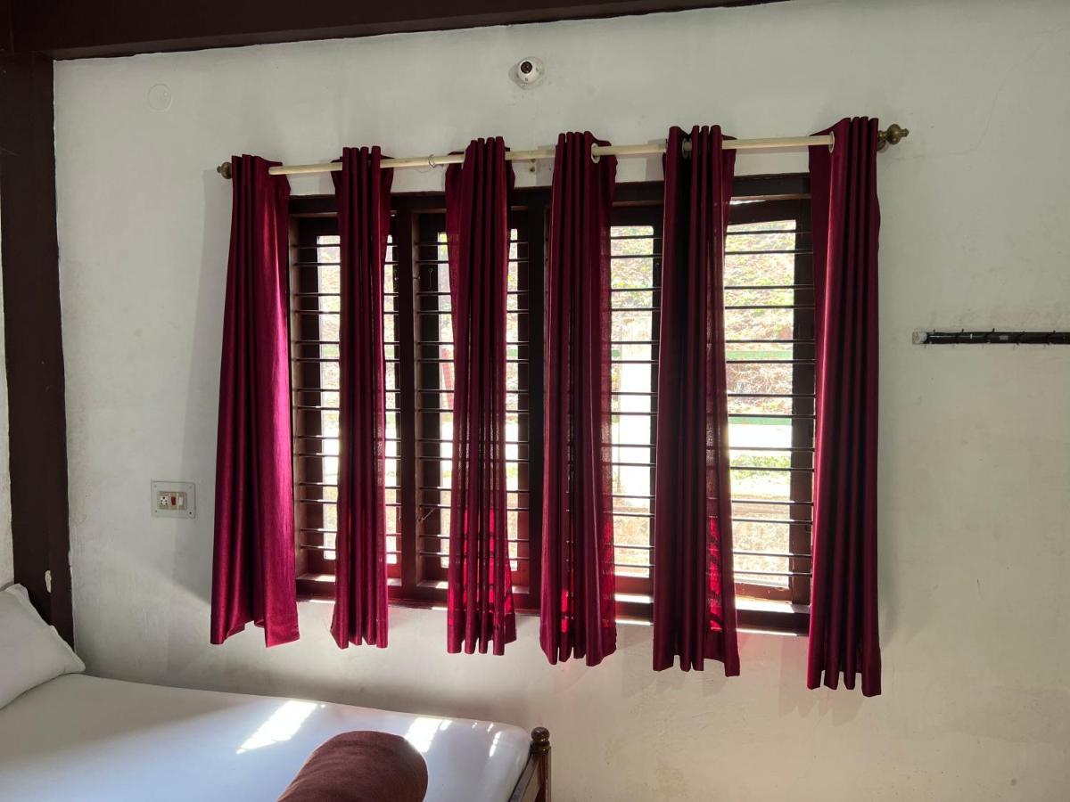 Hotel CAVERI inn Madikeri Buitenkant foto