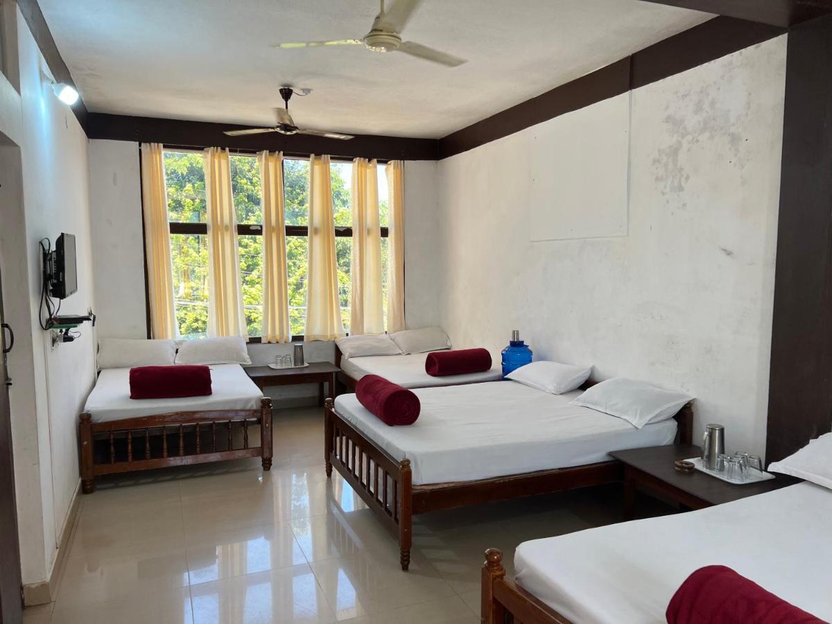 Hotel CAVERI inn Madikeri Buitenkant foto