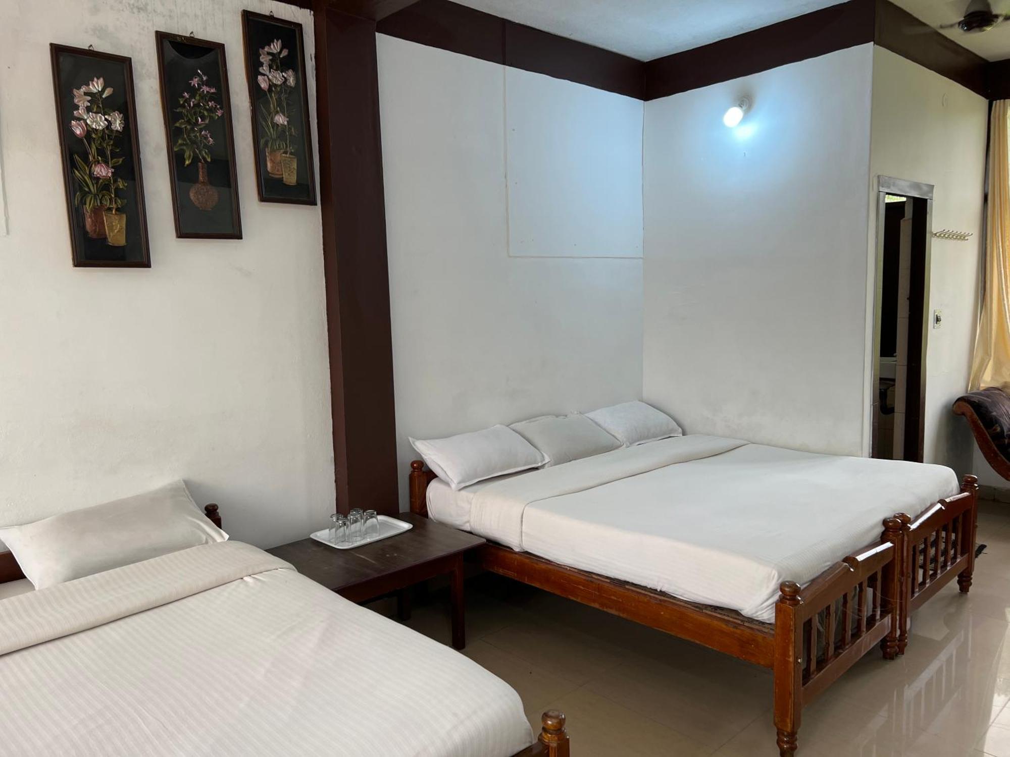 Hotel CAVERI inn Madikeri Buitenkant foto